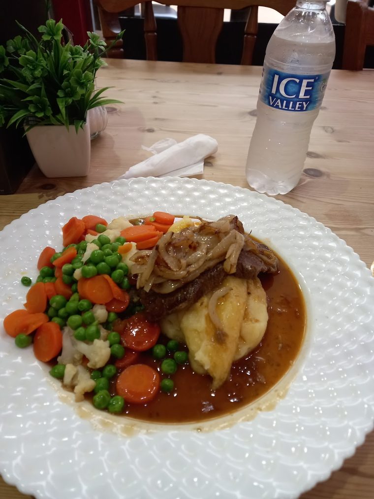 Pie with mash, peas, carrots and gravy